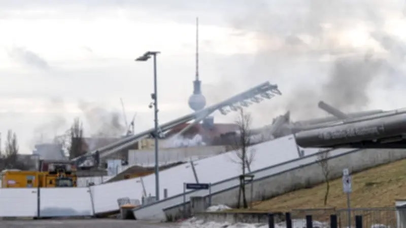 Berliner Jahn-Sportpark: Historische Flutlichtmasten per Sprengung entfernt