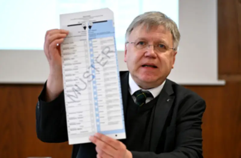 Berliner Wahlvorbereitungen: Mehr Wahllokale, neue Stimmzettel und offene Fragen