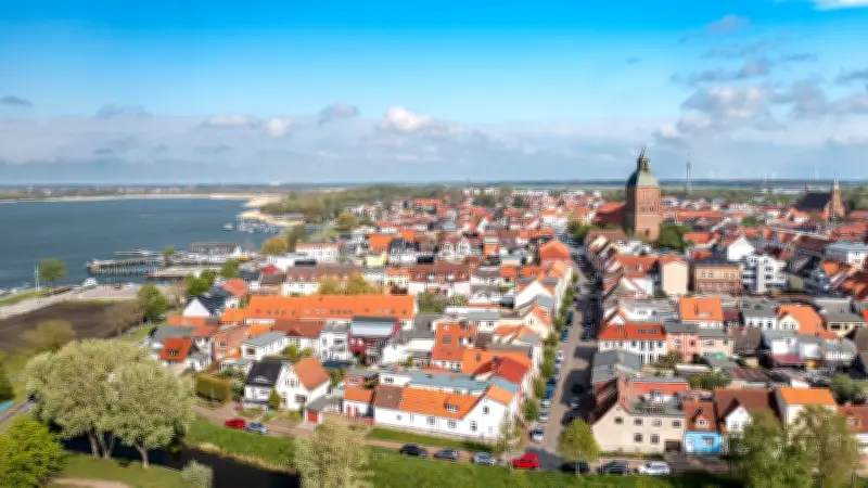 Bernsteinstadt Ribnitz-Damgarten: Gold der Ostsee lockt Besucher an die Küste