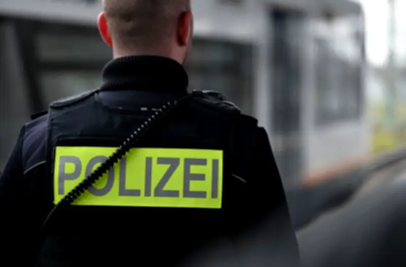 Betrunkener attackiert Bahnmitarbeiter und zerstört Scheibe am Bahnhof in Mecklenburg