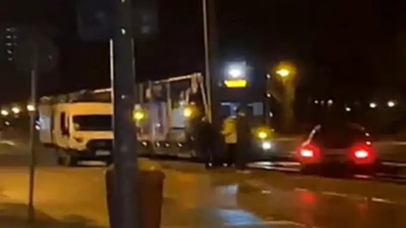 Betrunkener Audi-Fahrer blockiert Rostocker Straßenbahngleise – Polizeieinsatz und Verkehrschaos