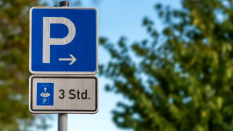 Betrunkener Autofahrer mit Rumflasche bedroht Polizisten in Köthen