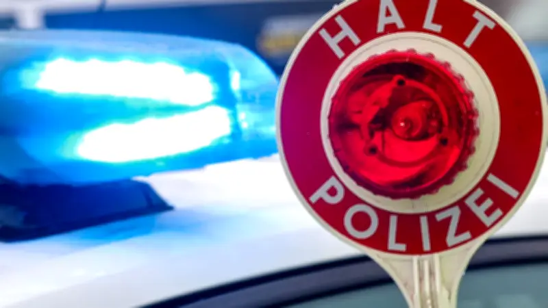 Betrunkener Mann bedroht Essenslieferanten und Polizei mit Messer und Beil