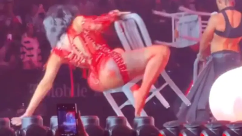 Bühnenunfall bei Konzert: Rap-Star Cardi B stürzt souverän mit Stuhl