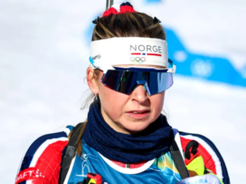 Biathlon-Drama bei Olympia: Norwegens Star Ingrid Landmark Tandrevold nach Debakel-Rennen am Boden