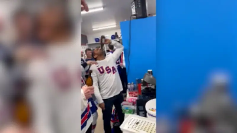 Bier-Dusche nach Gold-Gewinn: FBI-Chef feiert ausgelassen mit US-Team in Kabine
