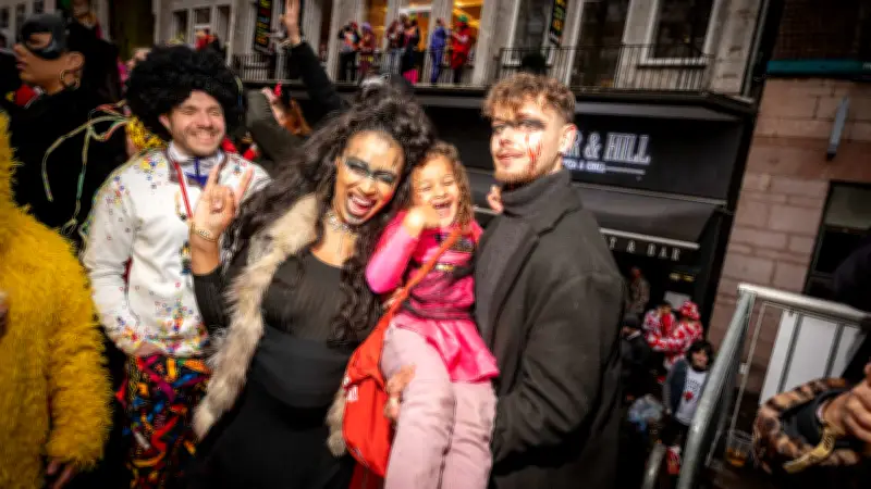 BILD feiert auf bunter Rosenmontags-Tribüne: Schwangere Sarah Joelle präsentiert neue Familie