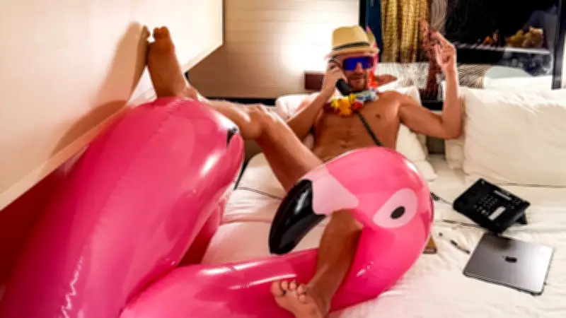 BILD-Videotagebuch: Flamingo-Deko löst Diskussionen auf FKK-Schiff aus