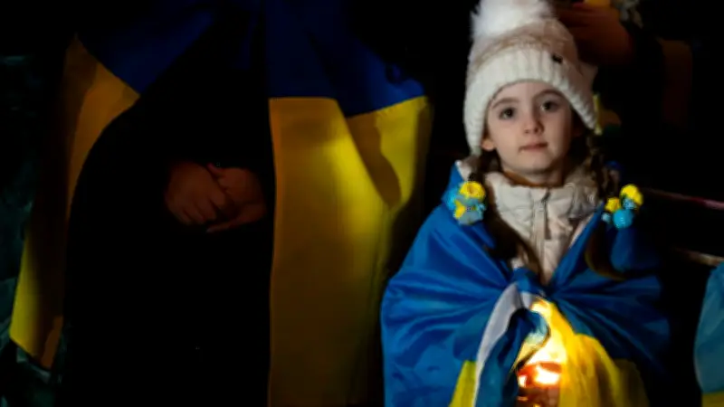 Bilder des Tages: Merz in China, Ukraine-Gedenken und Magdeburger Prozess