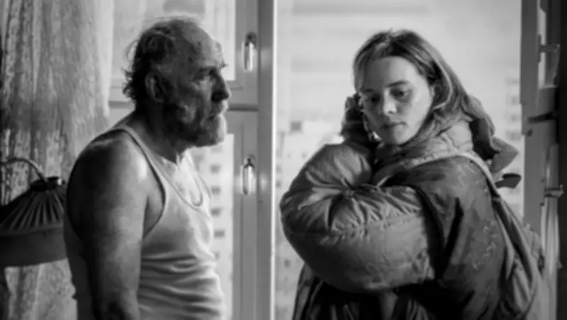 Bildgewaltige Tragikomödie: „Sie glauben an Engel, Herr Drowak?“ erzählt von Hoffnung und Grenzen