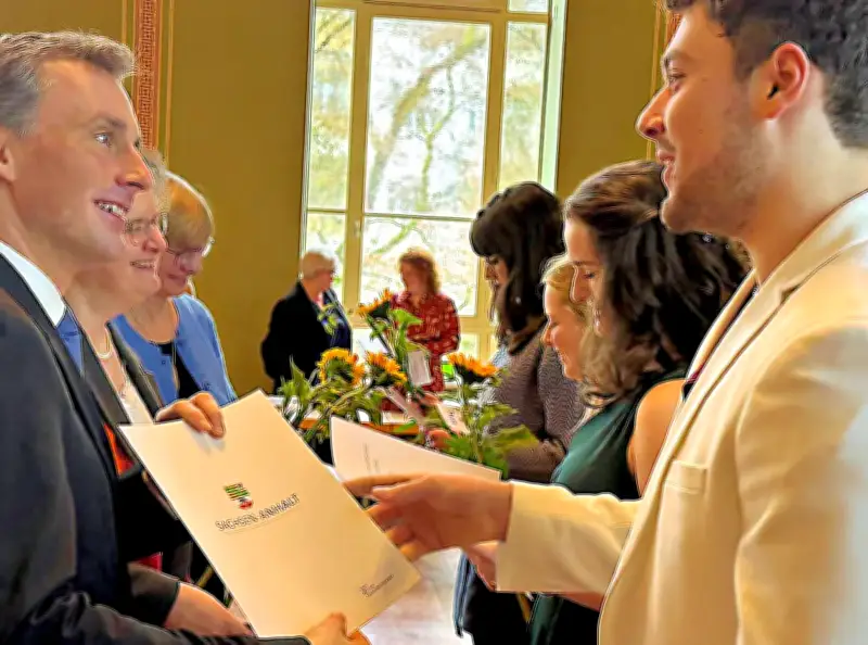 Bildungsminister Riedel überreicht 209 Lehramtszeugnisse an der Uni Halle