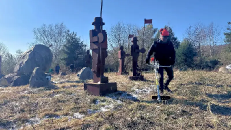 Bitterfelds Goitzsche-Wächter: BUND-Umweltschützer schneiden Kunstwerke frei