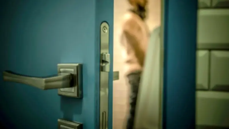 Bizarre Penis-Belästigung in Donauwörth: Frau zieht an Glied in Toilettenwand