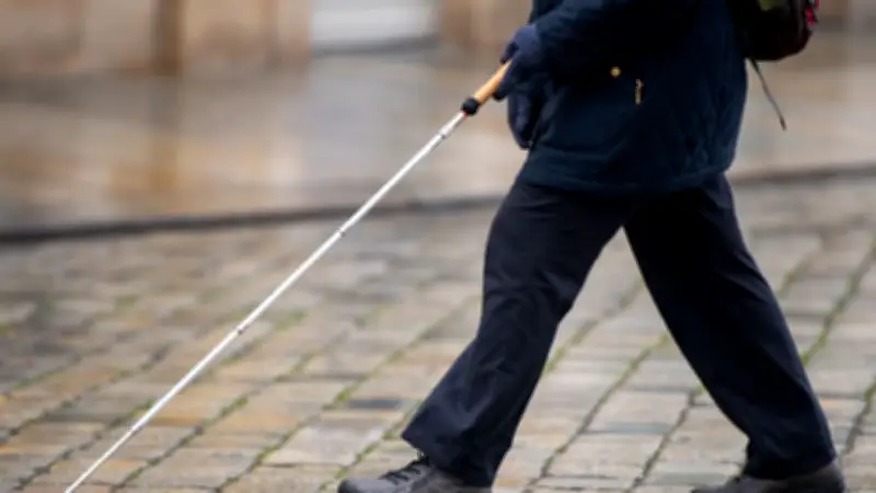 Blindenstock in Aurich gestohlen: Sehbehindertem Mann von Unbekannten ausgeraubt und beleidigt