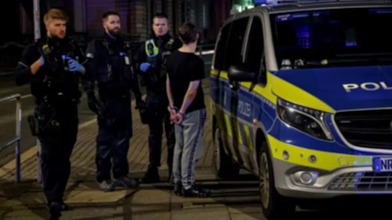 Blutiger Karneval in Wuppertal: Drei Männer in Bus mit Messer attackiert