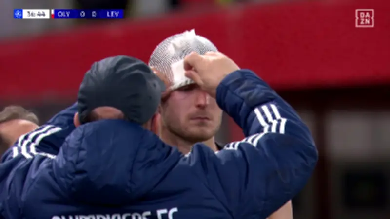 Blutiges Drama bei Leverkusen-Spiel: Kopfball trifft auf frische Platzwunde