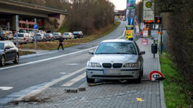 BMW rast in Bushaltestelle: Mutter und Kleinkinder in Wiesbaden schwer verletzt