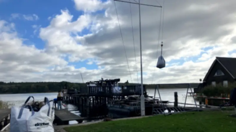 Bootshaus-Brand in Güstrow: Wiederaufbau hängt an alten Pfählen und Fördergeldern