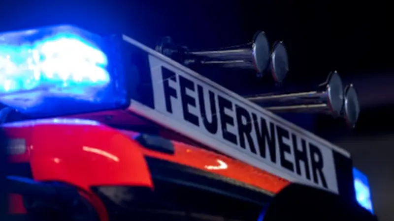 Brand in Gemeinschaftsunterkunft: Mann wirft brennende Gegenstände aus Fenster