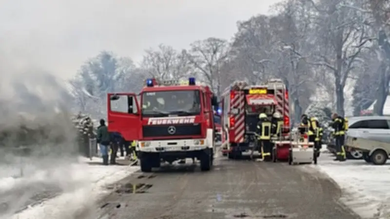 Brand in Staven bei Neverin: Ortsdurchfahrt voll gesperrt - Feuerwehr im Einsatz