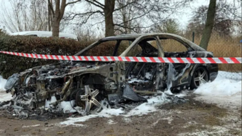 Brandanschlag in Nienhagen: Luxus-Mercedes auf Parkplatz komplett zerstört
