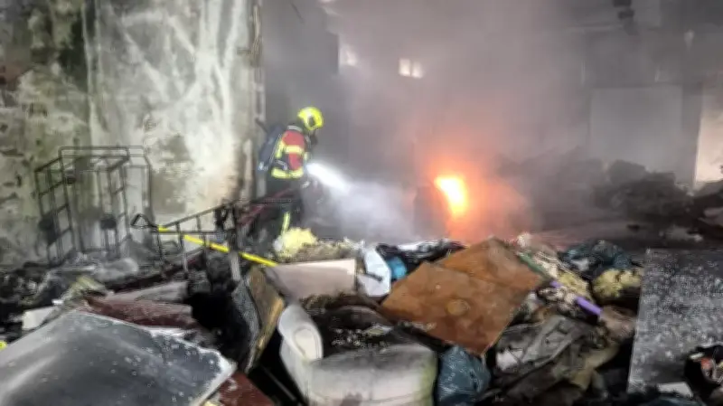 Brandenburg: Feuerwehr erneut im Einsatz bei Brand auf ehemaligem DDR-Gelände in Wittstock