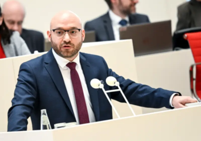 Brandenburgs Innenminister verteidigt Fake-Accounts des Verfassungsschutzes gegen AfD-Kritik