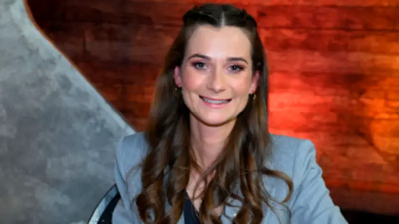 Brandgefahr im TV-Studio: n-tv-Moderatorin flüchtet vor brennendem Scheinwerfer