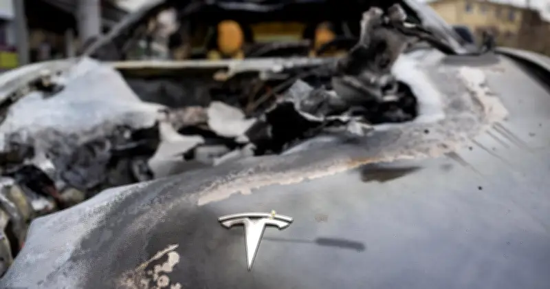 Brandstiftung in München: Tesla in Untergiesing komplett ausgebrannt – Kripo ermittelt