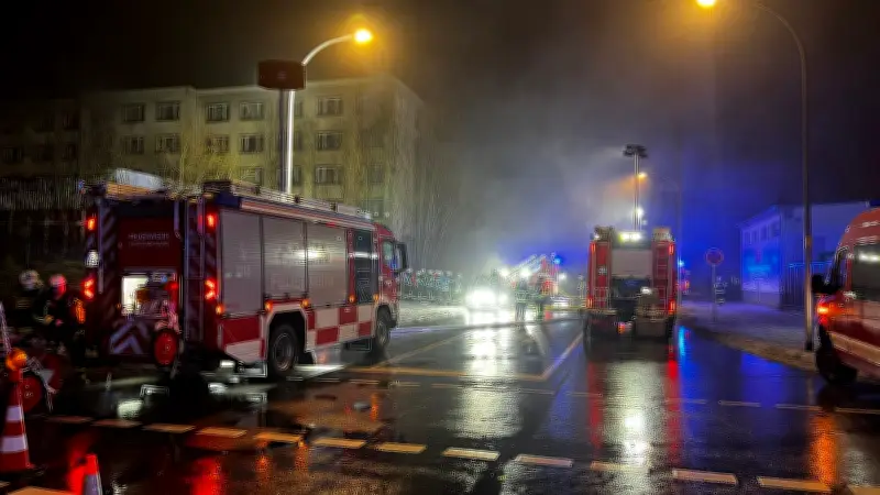 Brandstiftung in Neubrandenburg: Feuerwehr löscht Großbrand in ehemaligem Internat