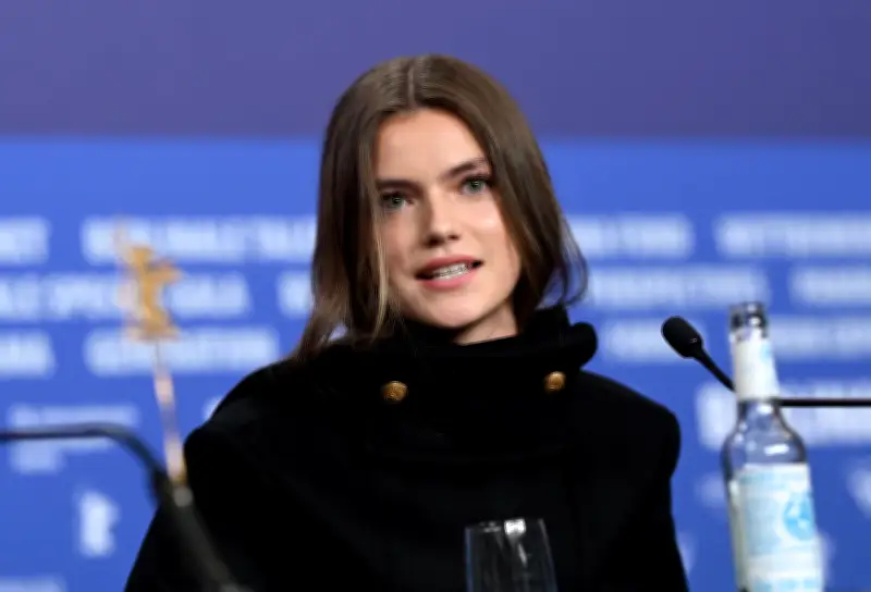 Bridgerton-Star Florence Hunt präsentiert Film „Queen at Sea“ bei der Berlinale in Berlin