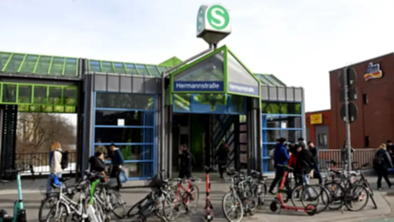 Brutaler Angriff in Berlin-Neukölln: Jugendliche stoßen Mann (26) Bahnhofstreppe hinunter