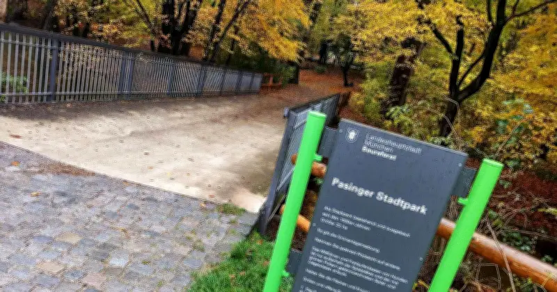 Brutaler Überfall im Pasinger Stadtpark: Frau mit Ast niedergeschlagen