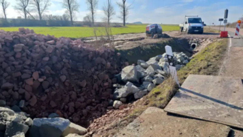 Böschung an L 151 bei Polleben eingebrochen: Halbseitige Sperrung nach Schmelzwasserschäden