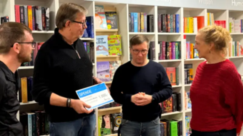 Buchhändler spendet 1000 Euro an Feuerwehr nach Brandkatastrophe in Waren