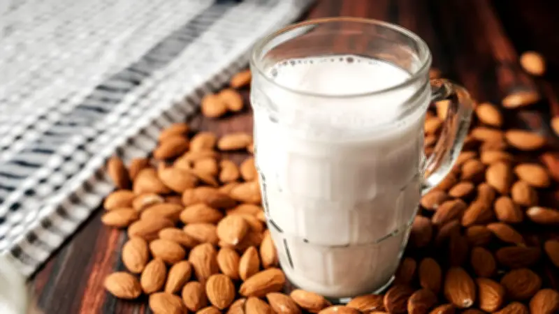 Bundesinstitut warnt: Fast alle getesteten Mandelmilch-Produkte mit krebserregendem Gift belastet