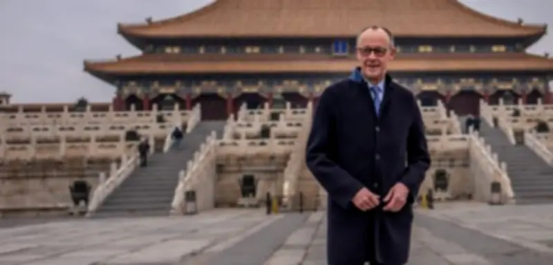 Bundeskanzler Merz verewigt Schiller-Gedicht in Verbotener Stadt während Chinareise