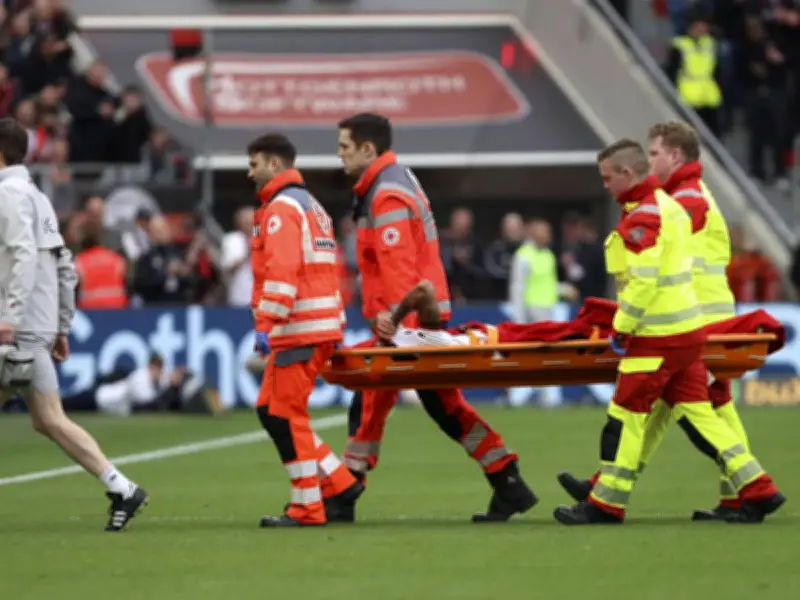 Bundesliga-Drama: Leverkusens Arthur erleidet Knieverletzung und wird unter Tränen abtransportiert