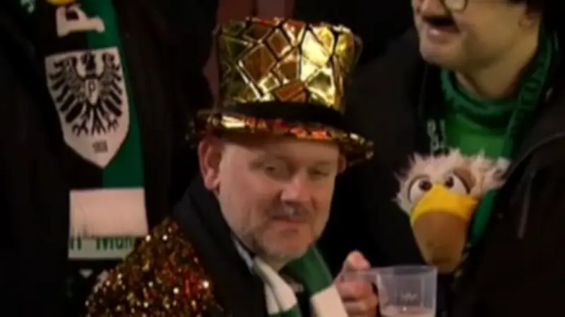 Bundesliga-Fans feiern Karneval: Die kreativsten Kostüme in deutschen Stadien