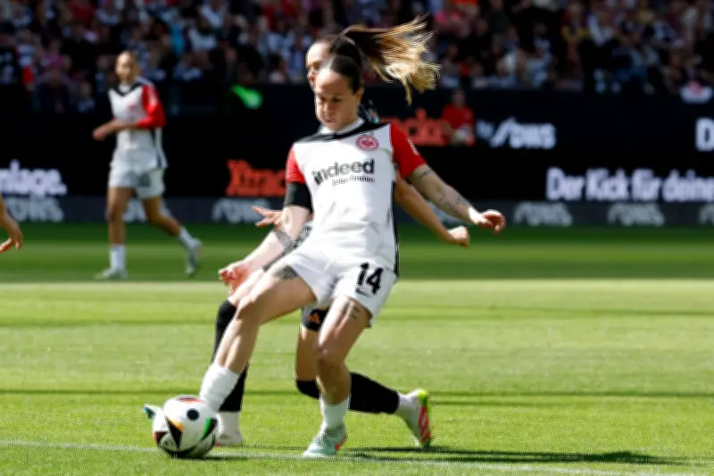 Bundesliga: Frankfurt dominiert in Jena - Reuteler-Dreierpack entscheidet 4:1