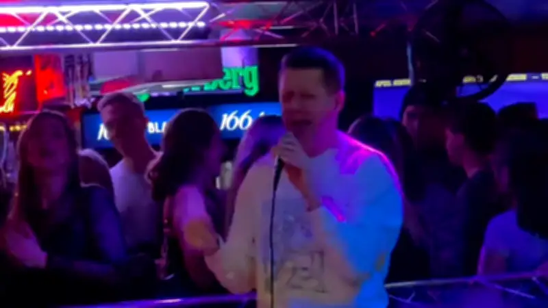 Bundesliga-Schiedsrichter Patrick Ittrich rockt Karaoke-Bühne mit 'Stand by Me'