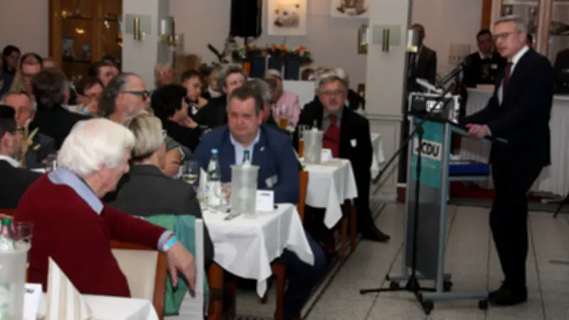 Bundesminister Wildberger spricht in Ueckermünde: Bürokratieabbau und Ehrenpreise beim Rosenmontagsheringsessen