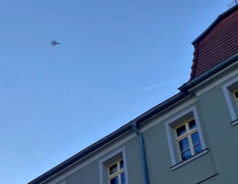 Bundeswehr-Manöver: Mehrere Tornado-Kampfjets im Tiefflug über Bernburg sorgen für Aufsehen