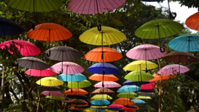 Bunte Regenschirme erobern Städte: Wie schwebende Schirm-Gassen weltweit verzaubern