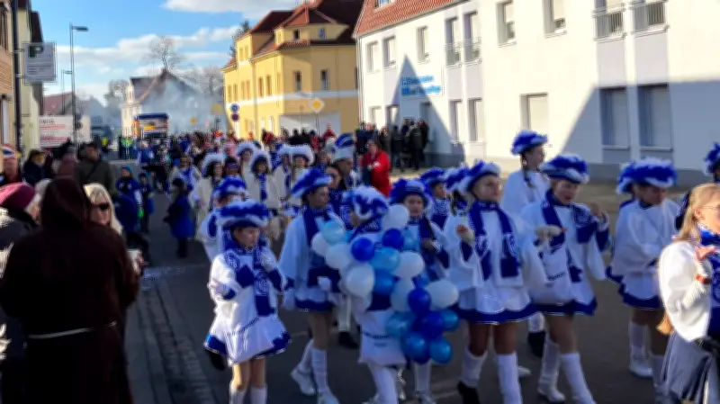 Buntes Karnevalstreiben in Sandersdorf: Narren feiern bei strahlendem Sonnenschein