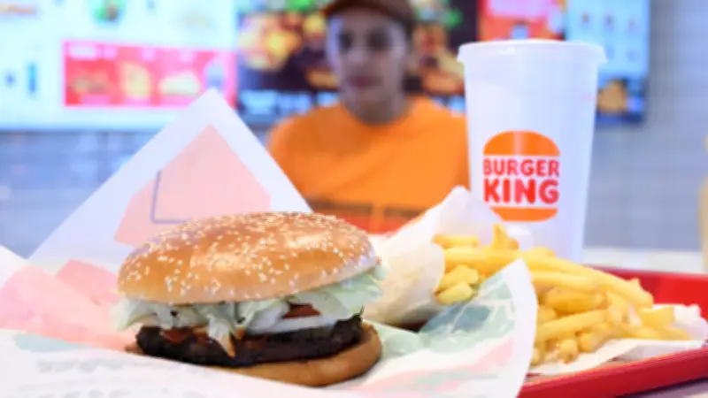 Burger King testet KI-Kopfhörer: Überwachung oder Unterstützung für Mitarbeiter?