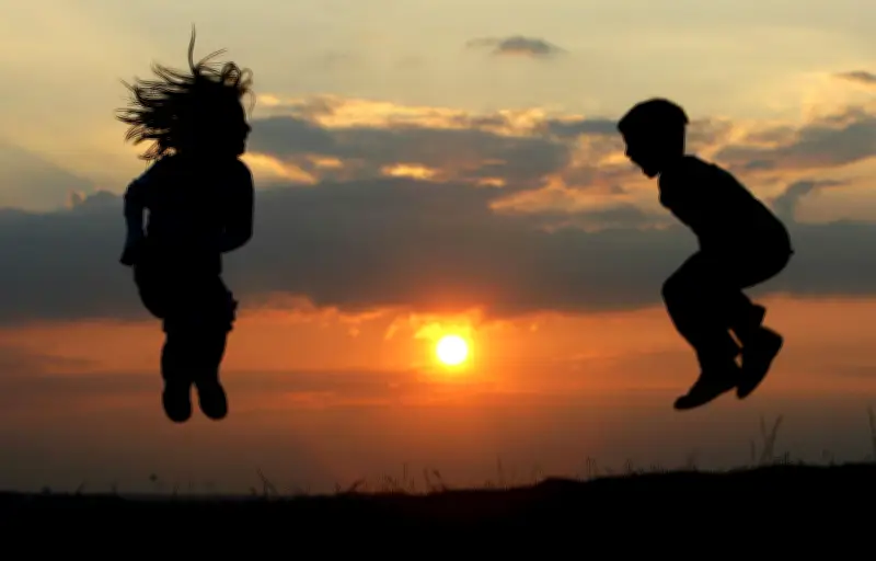 Cambridge-Studie: Gemeinsame Ziele helfen Kindern beim Kontaktknüpfen