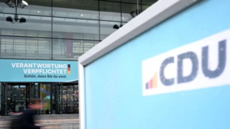 CDU-Parteitag in Stuttgart diskutiert mögliches Social-Media-Verbot