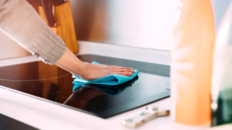 Ceranfeld reinigen mit Geschirrspültab: So gut funktioniert der Küchen-Hack wirklich