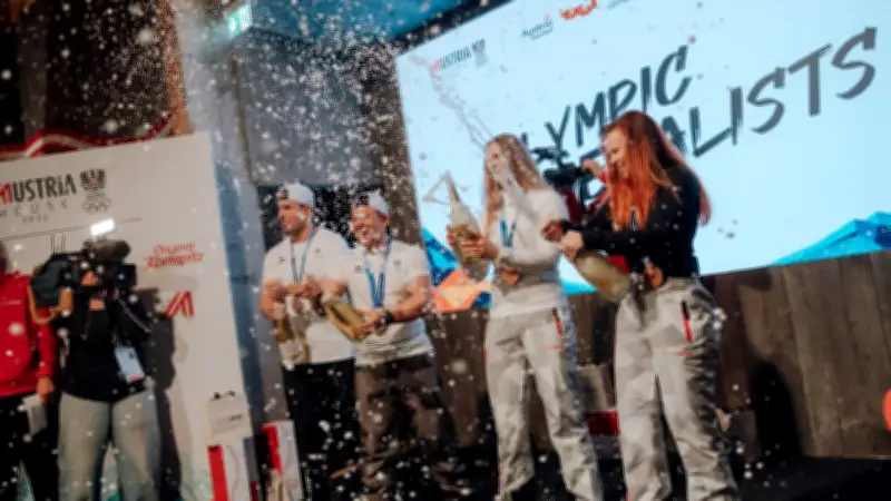 Champagnerdusche und Bier: Österreichs Rodelteam feiert ausgelassen vor Finale gegen Deutschland